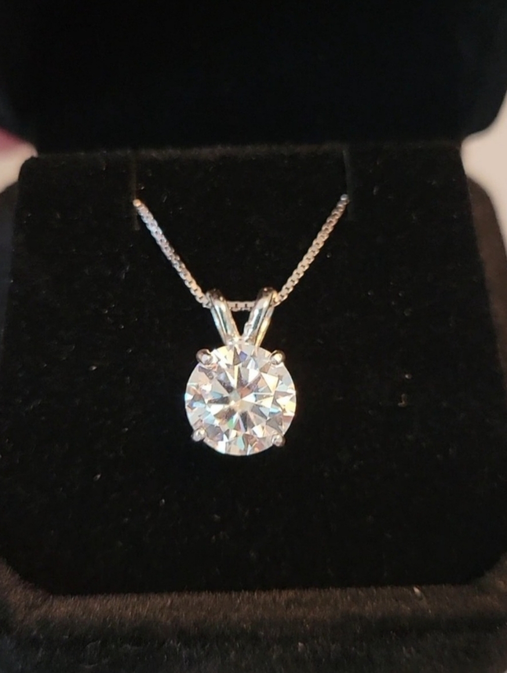 New  3ct Certified  moissanite  pendant with a chain